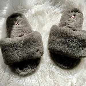 MOU elephant grey sheepskin fur slipper size 10/41